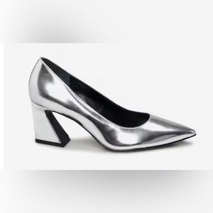 Like New Vince Camuto Hailenda Silver Pumps